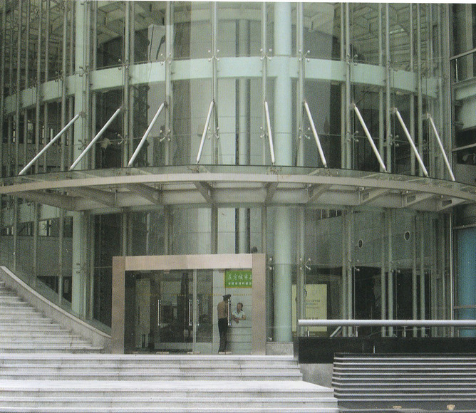 旋轉(zhuǎn)門與工業(yè)門 功能、差異與應(yīng)用場(chǎng)景解析